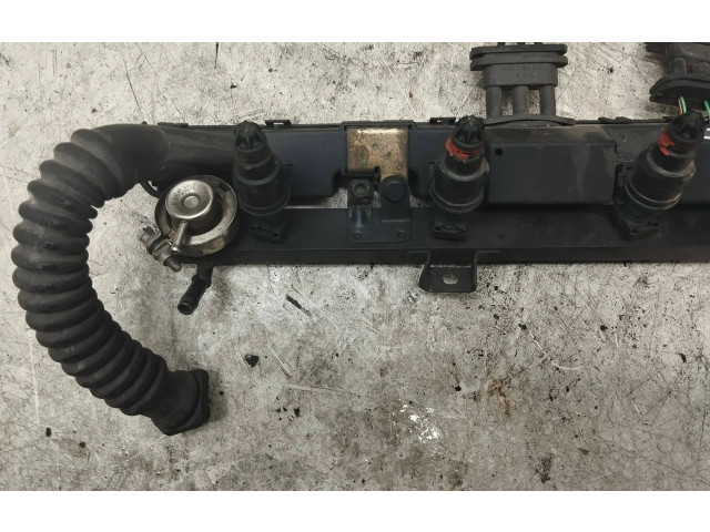 Vstřikovací lišta 280150415   BMW 5 E39  pro benzínový motor 2.3  