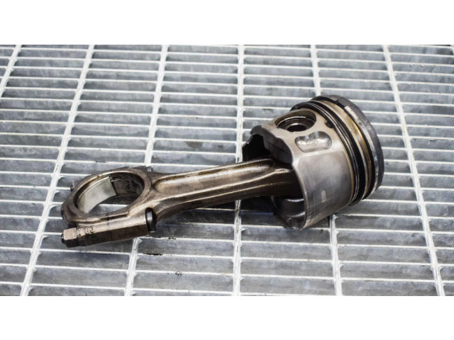 Píst 8653658   Volvo V50  pro naftový motor 2.0 D 4204 T 