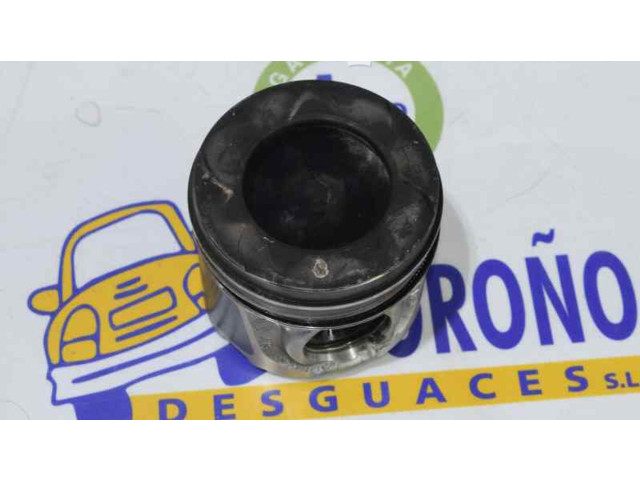 Píst 7701479102   Renault Trafic I  pro naftový motor 2.0  