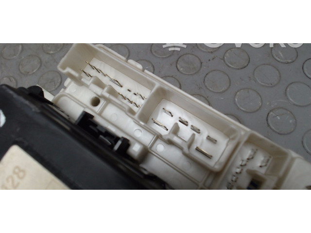 Блок предохранителей  8637A170, NICHTZUTREFFEND   Mitsubishi Colt    