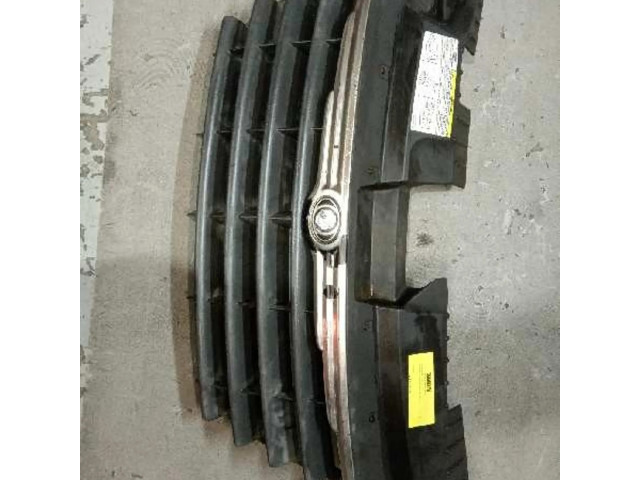 Передняя решётка Chrysler Voyager 2004-2007 года 04857960AA, 802500017      