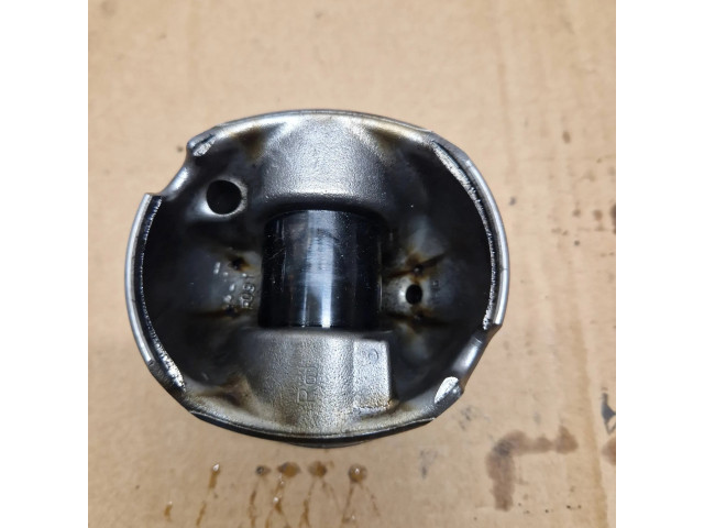 Píst 7812585   BMW 5 F10 F11  pro naftový motor 3.0 N57D30B Diesel straight 6