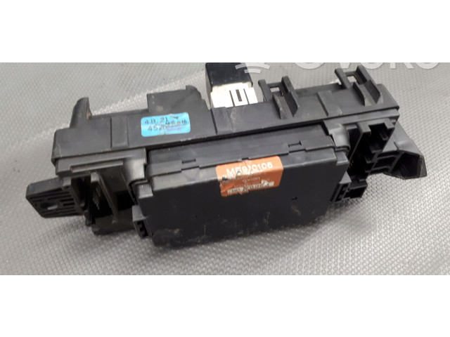 Блок предохранителей 1049933011   Mitsubishi Galant    