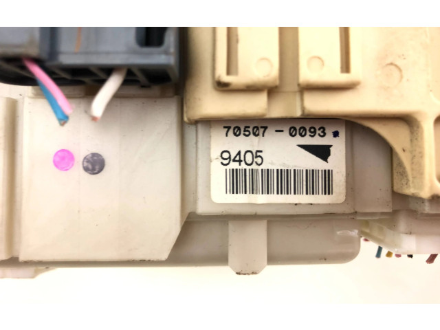   Pojistková skříňka 8273052321   Toyota Yaris 2007