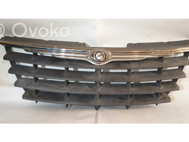 Передняя решётка Chrysler Voyager 2001-2004 года 04857960AA      