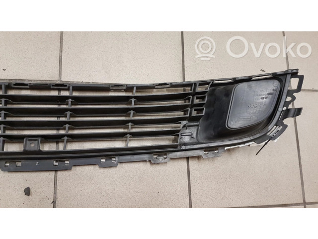 Передняя решётка Citroen C5 2008-2016 года 9681052677      