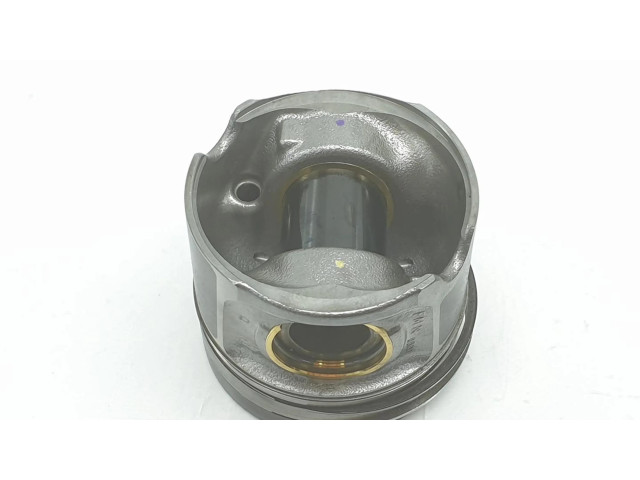 Píst 11258571012, 1212CD   BMW 2 F22 F23  pro naftový motor   