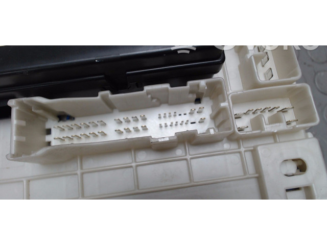 Блок предохранителей  8637A170, NICHTZUTREFFEND   Mitsubishi Colt    