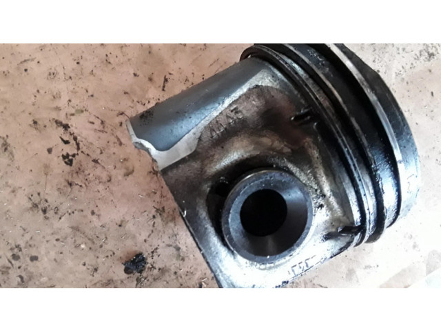 Píst 4443   Chrysler Voyager  pro naftový motor 2.5  