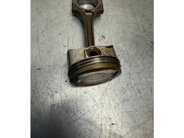  Поршень с шатуном 2ZR-FXE 131010T040  Toyota Prius (XW30)  