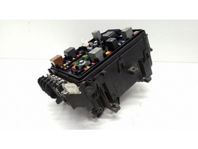 Блок предохранителей  39040852   Opel Astra K    
