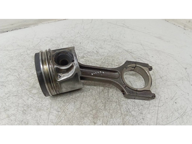 Píst    BMW 7 E65 E66  pro naftový motor 3.0 306d3 1346