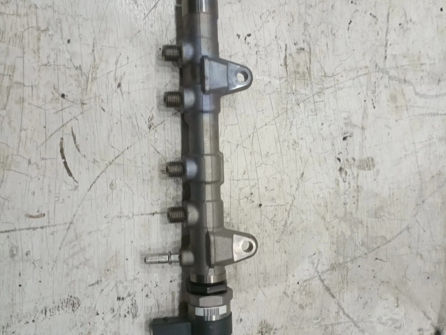 Vstřikovací lišta 851162903   BMW 1 F20 F21     