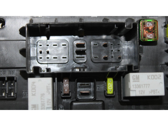 Pojistková skříňka Řídící jednotka BSM 13302301   Opel Astra H 2012