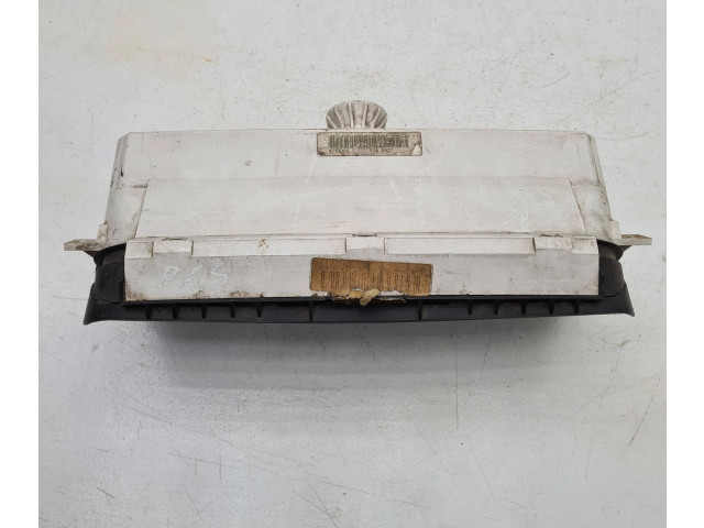 Přístrojová deska  Volkswagen PASSAT B3 1993 81117621  