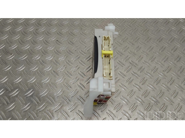   Pojistková skříňka 8264171010   Toyota Prius+ (ZVW40) 2013