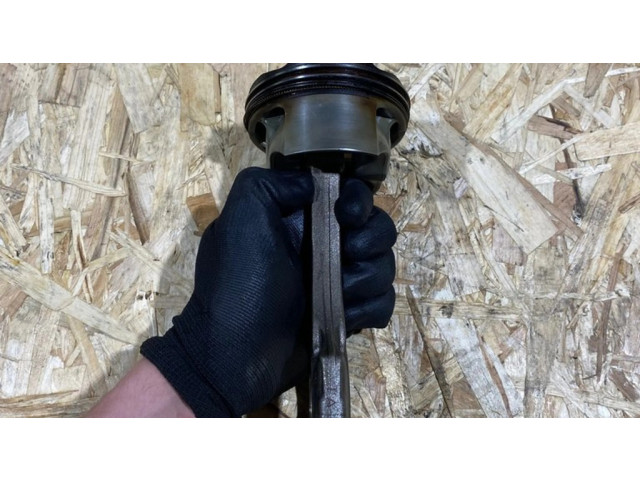 Píst 784323704, 111213690   BMW 5 F10 F11  pro benzínový motor 4.4  