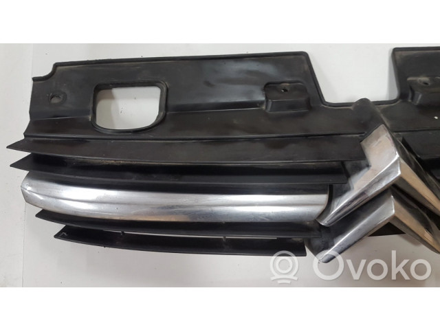 Передняя решётка Citroen C5 2001-2004 года 9636751980      