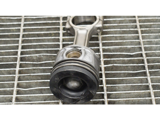  Поршень  120A18001R, 7701475074  Renault Clio IV для дизельного двигателя 1.5