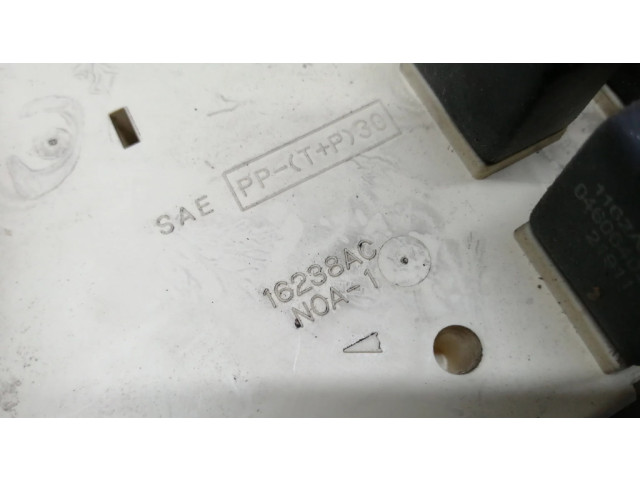 Блок предохранителей 04759969AA, 16238AC   Chrysler 300M    