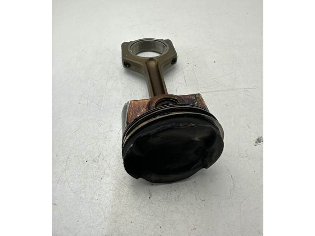 Píst    BMW 2 F22 F23  pro benzínový motor 2.0 N20B20 