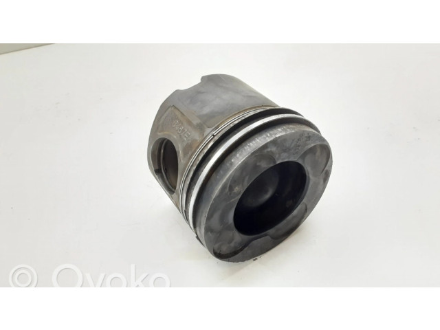 Píst 8487E   BMW 3 E90 E91  pro naftový motor 2.0  