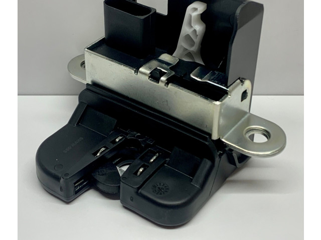 Замок багажника 5K0827505A, 5M0827505    Volkswagen Golf VI 2008 - 2013 года