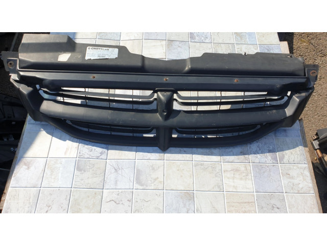 Передняя решётка Chrysler Voyager 1996-2001 года 04576955      