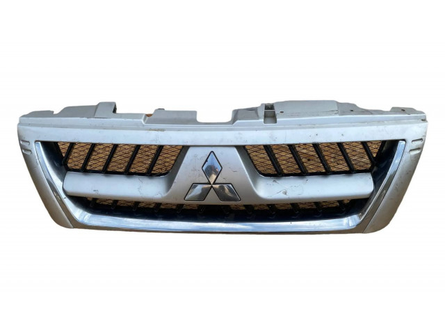 Передняя решётка Mitsubishi Pajero 2003-2006 года MN117713      