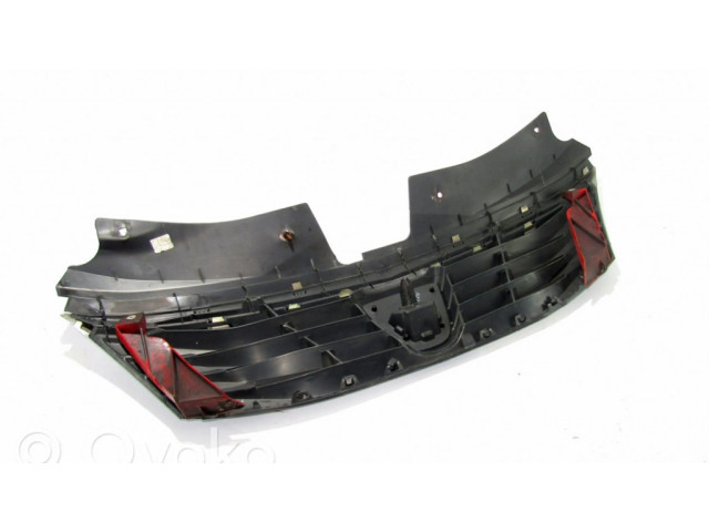 Передняя решётка Dacia Logan I 2004-2012 года 8200748240      