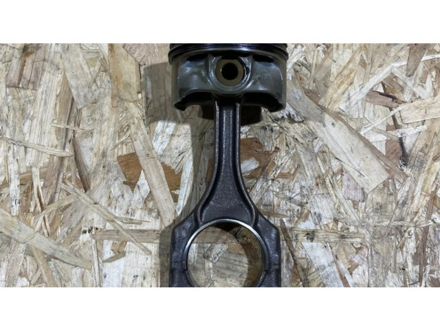 Píst 784323704, 111213690   BMW 5 F10 F11  pro benzínový motor 4.4  