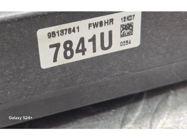 Блок предохранителей 95137841   Opel Antara    
