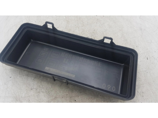 Крышка блока предохранителей 8267228090   Toyota Previa (XR30, XR40) II    