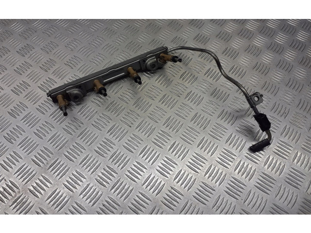 Vstřikovací lišta 23250-0T030   Toyota Corolla E140 E150     