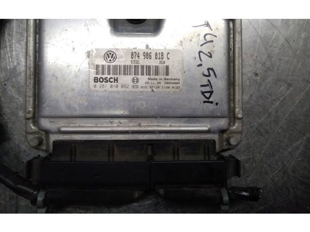 Блок управления двигателя 074906018C, 0281010082   Volkswagen Transporter - Caravelle T4