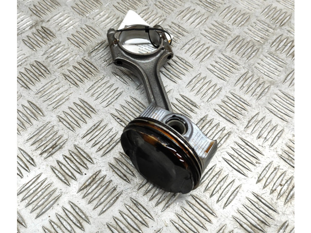 Píst 32298424, 31401957   Volvo XC40    B 4204 T47 