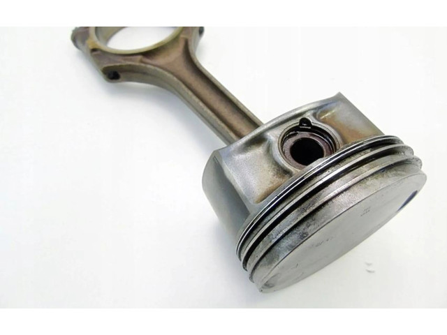 Píst 82L64   Audi A4 S4 B5 8D     