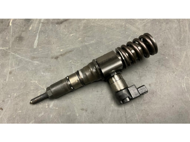 Vstřikovač 03G130073T   Volkswagen PASSAT B6  pro naftový motor 2.0  