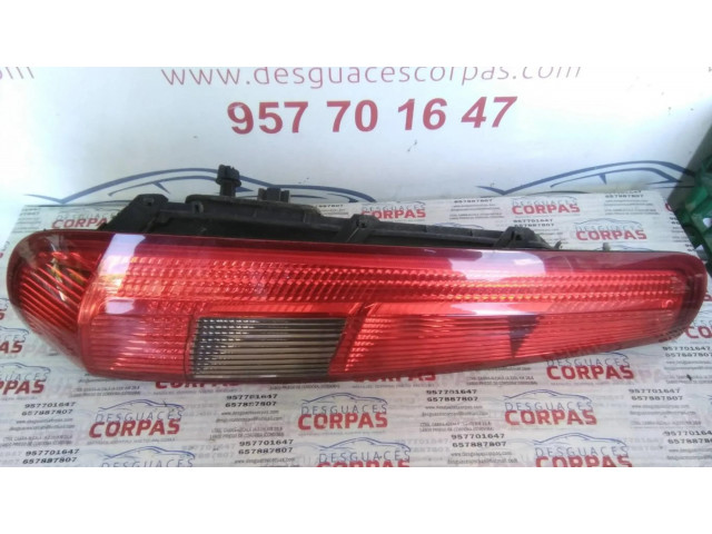 Задний фонарь  2S5113A603A    Ford Fiesta   2000-2001 года