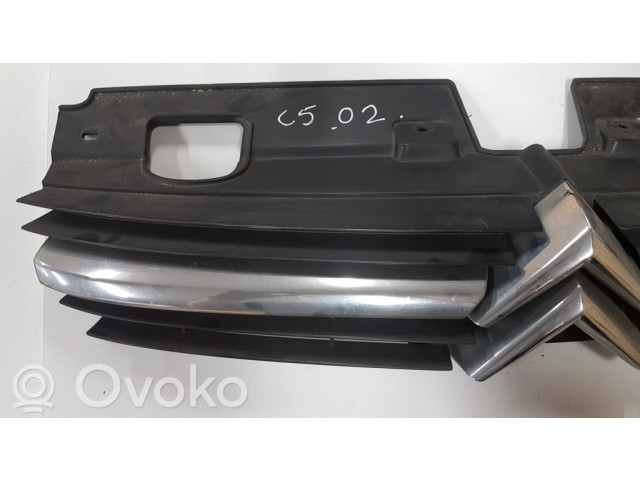 Передняя решётка Citroen C5 2001-2004 года 9636751980      