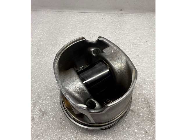  Поршень  11258584899, 8584899  BMW 5 G30 G31  