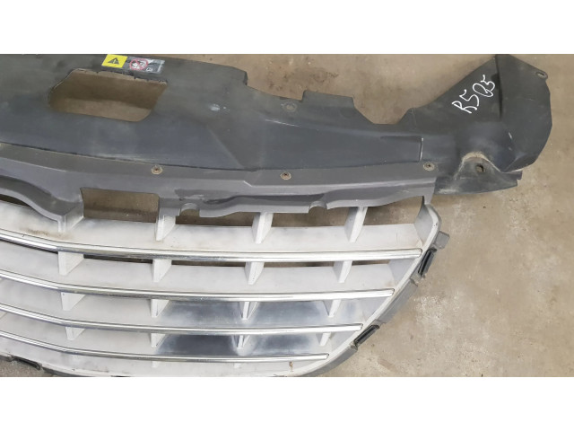 Передняя решётка Chrysler Pacifica  04857713AA, 04857631AA      