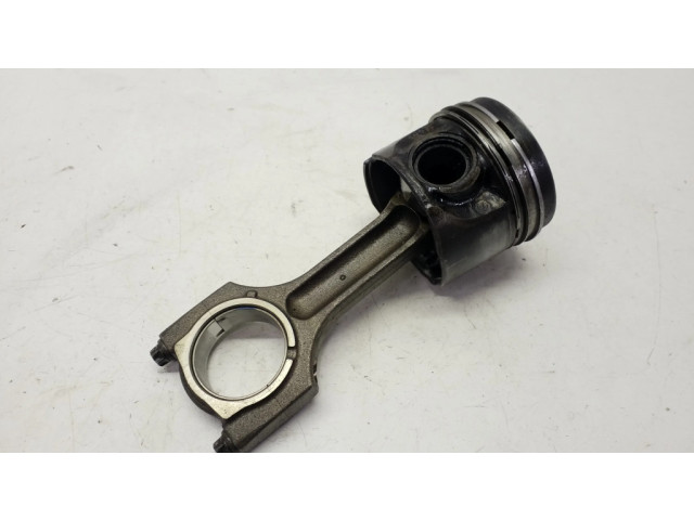Píst    BMW 7 E65 E66  pro naftový motor 3.0  