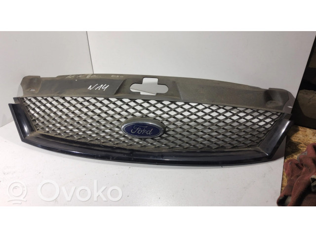 Верхняя решётка Ford Mondeo Mk III 2000-2007 года 1S7X8A133AK      