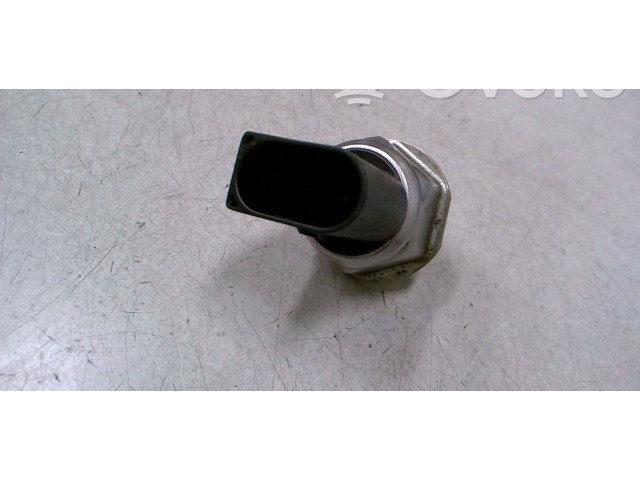 Vstřikovací lišta 7537319   BMW 1 F20 F21     