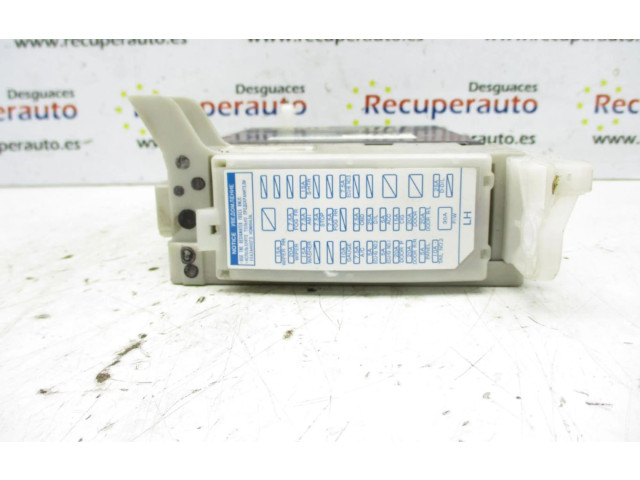   Pojistková skříňka 8273052K40   Toyota Yaris 2015