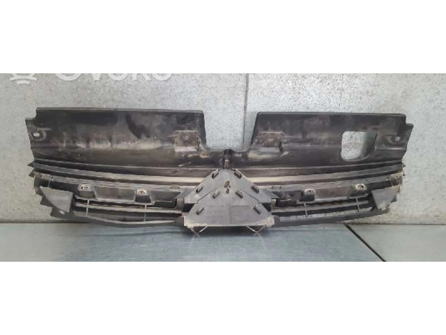 Передняя решётка Citroen C5 2001-2004 года 9636751980      