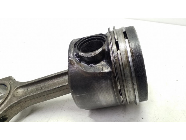 Píst    BMW 7 E65 E66  pro naftový motor 3.0  
