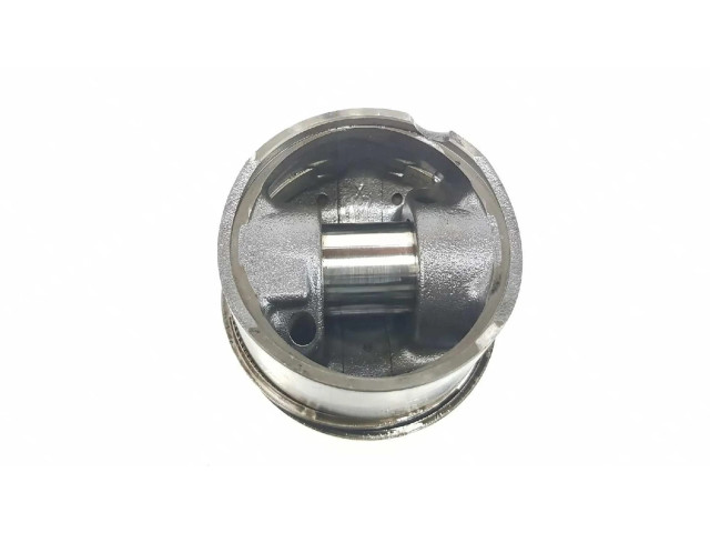 Píst 11252246629   BMW 5 E39  pro naftový motor 2.5  