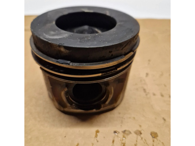 Píst 7812585   BMW 5 F10 F11  pro naftový motor 3.0 N57D30B Diesel straight 6